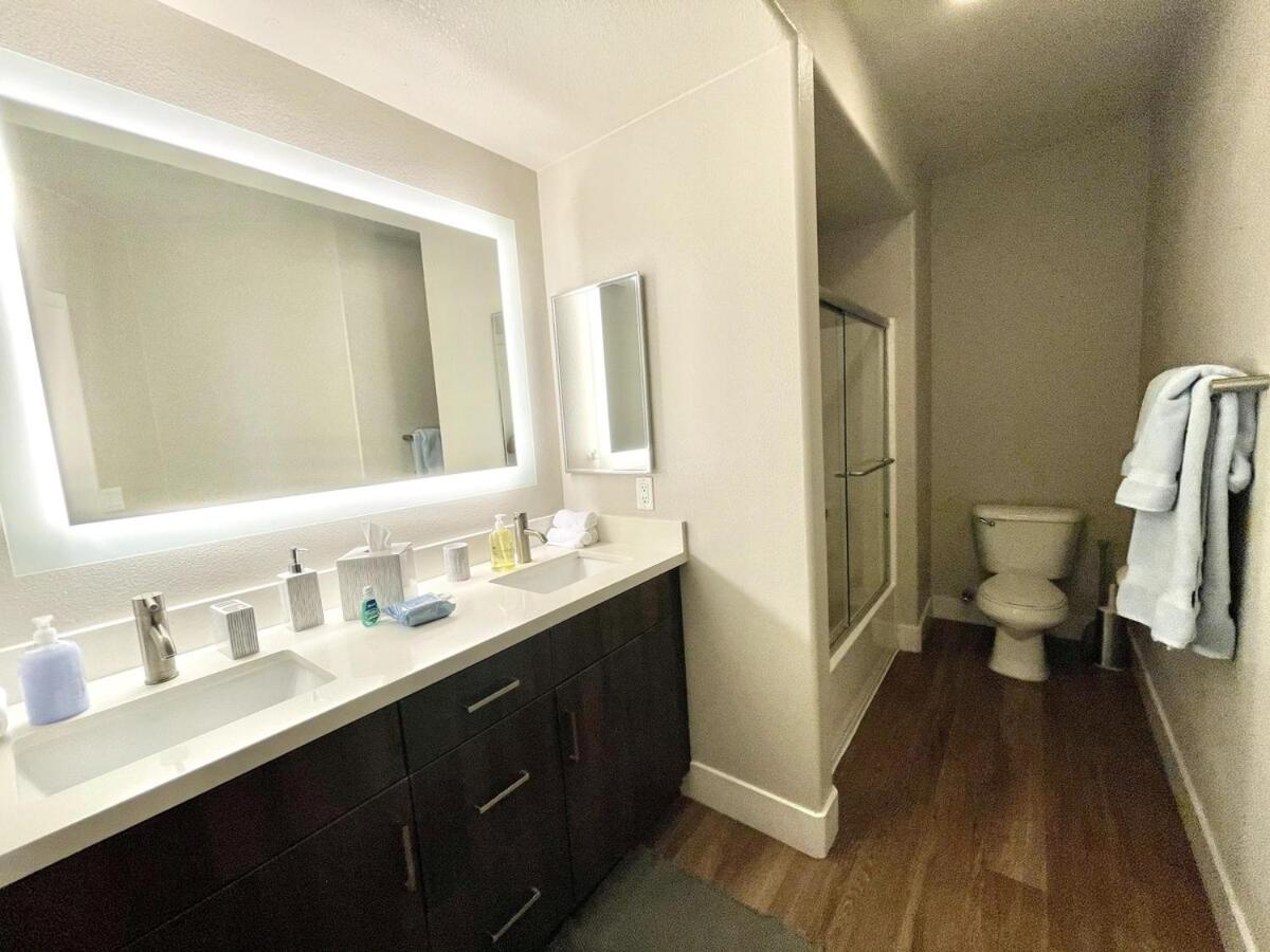 Designer 2 Bedroom With 3 Beds- Pool View, Gym, Parking * Los Angeles