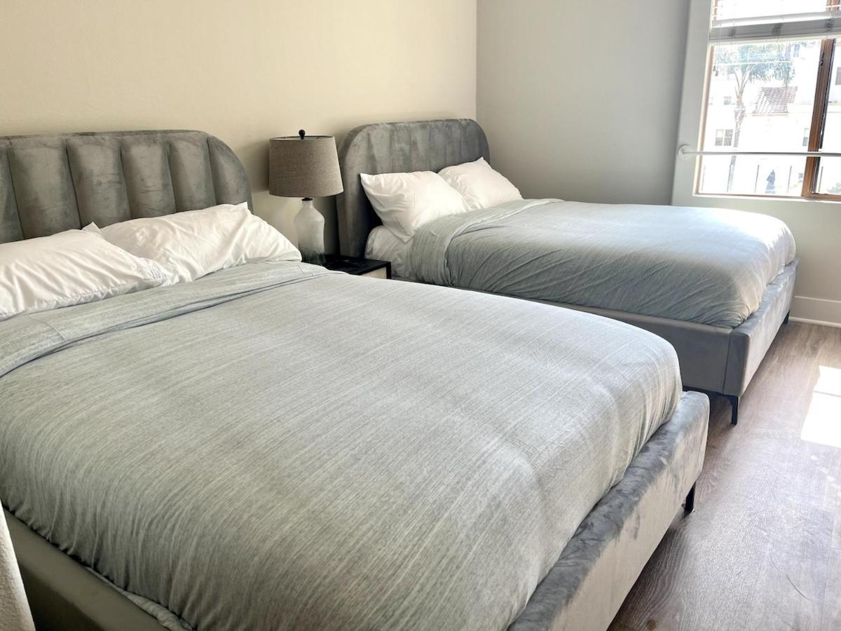 Designer 2 Bedroom With 3 Beds- Pool View, Gym, Parking * Los Angeles